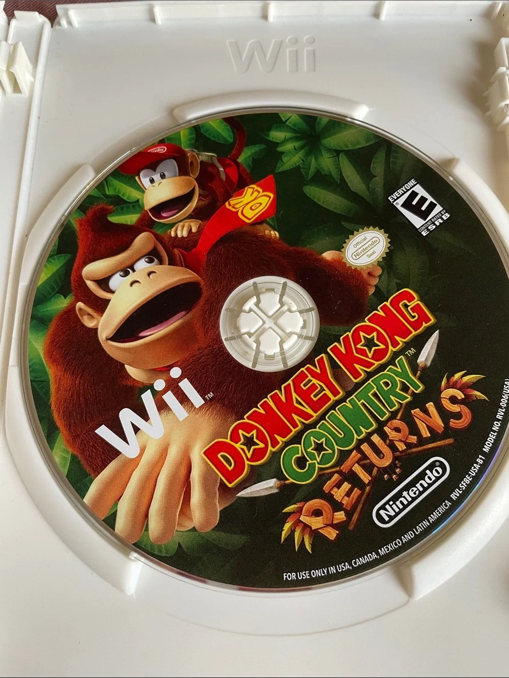 Nintendo Donkey Kong Country Returns - Green, Brown, Red Cover Art